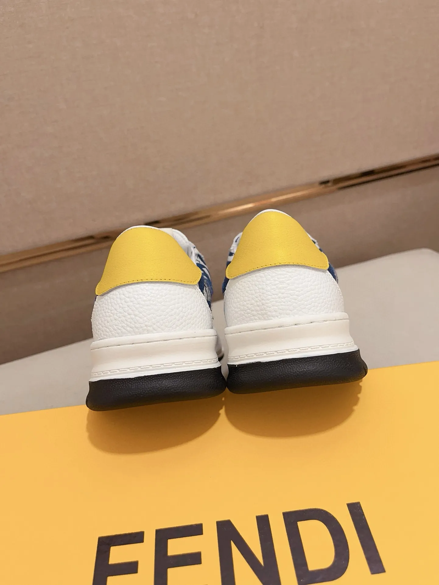 Men's shoes💰: 400💰[Fendi] Fendi's latest casual shoes for men! Available at counters simultaneously! A one-to-one replica of the original. All imported official website one-to-one cowhide fabric. The interior is made of top-grade sheepskin, and the original factory-supplied rubber outsole is used. Leading new fashion concepts. Matching code: 38-44. (can be customized for 45 non-refundable)